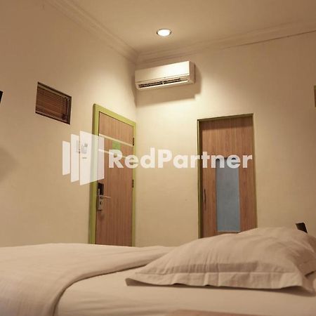 Wisma Sederhana RedPartner Medan Exterior foto