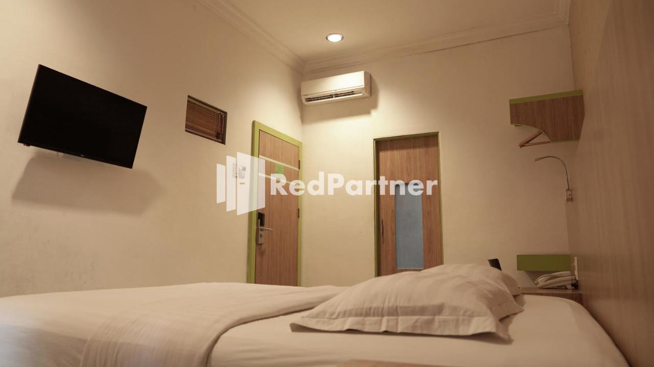Wisma Sederhana RedPartner Medan Exterior foto
