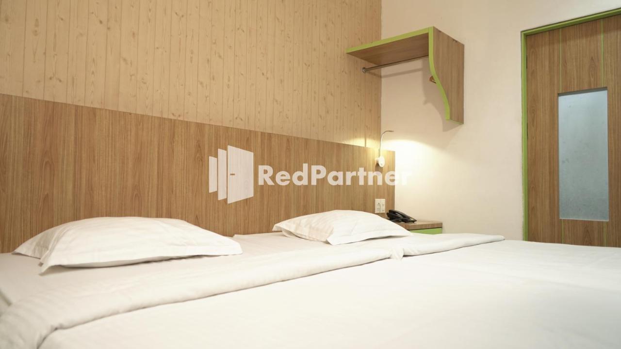 Wisma Sederhana RedPartner Medan Exterior foto