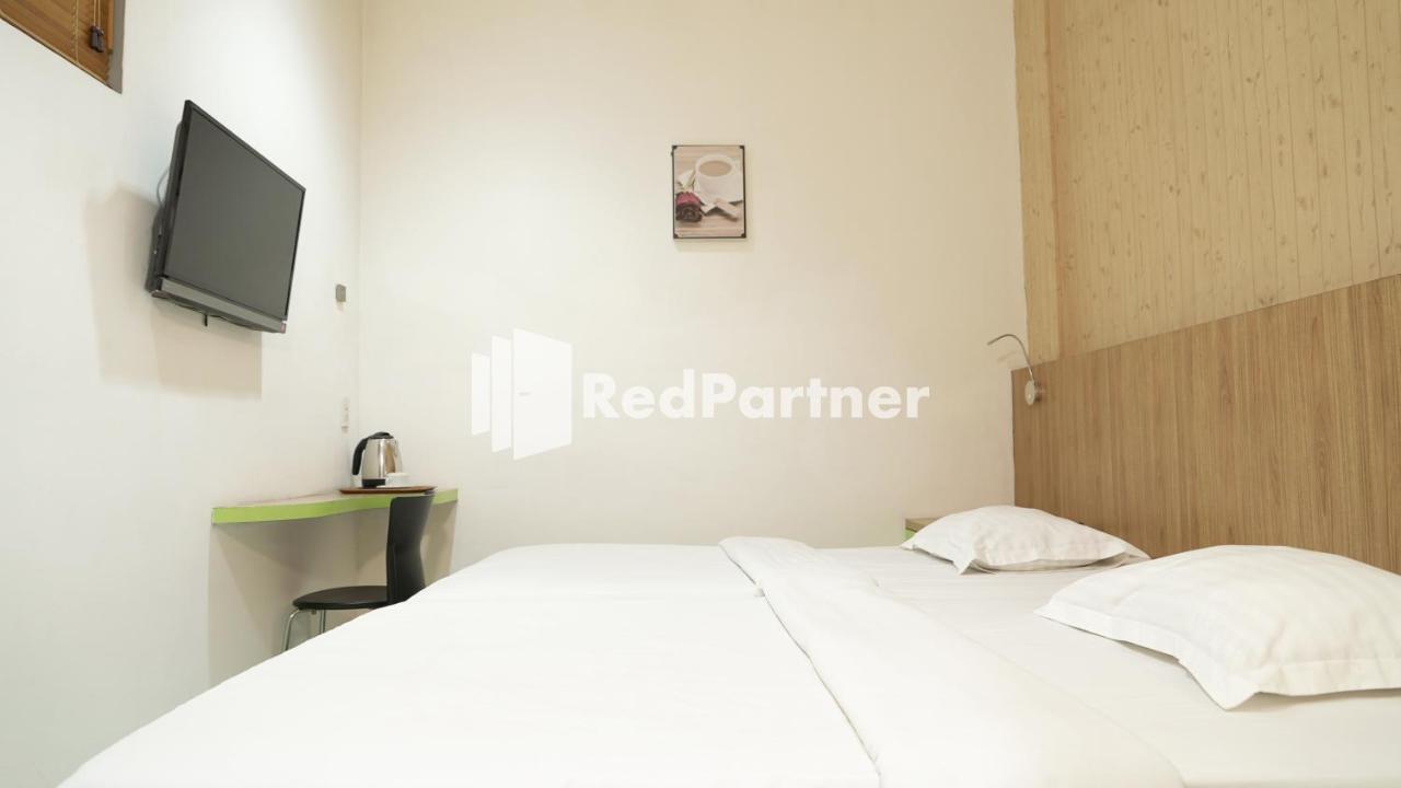 Wisma Sederhana RedPartner Medan Exterior foto