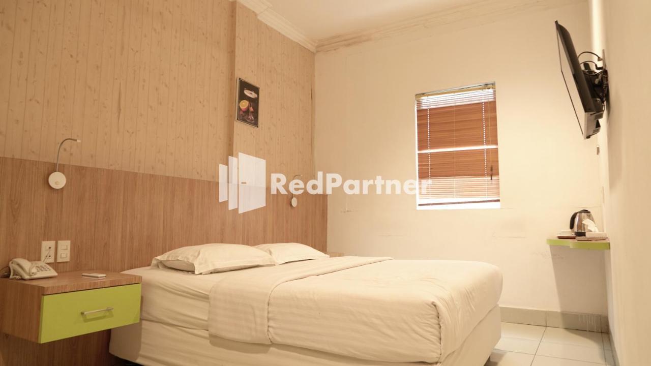 Wisma Sederhana RedPartner Medan Exterior foto