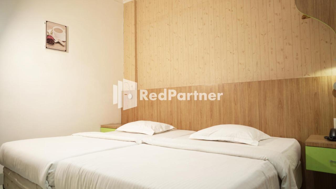Wisma Sederhana RedPartner Medan Exterior foto