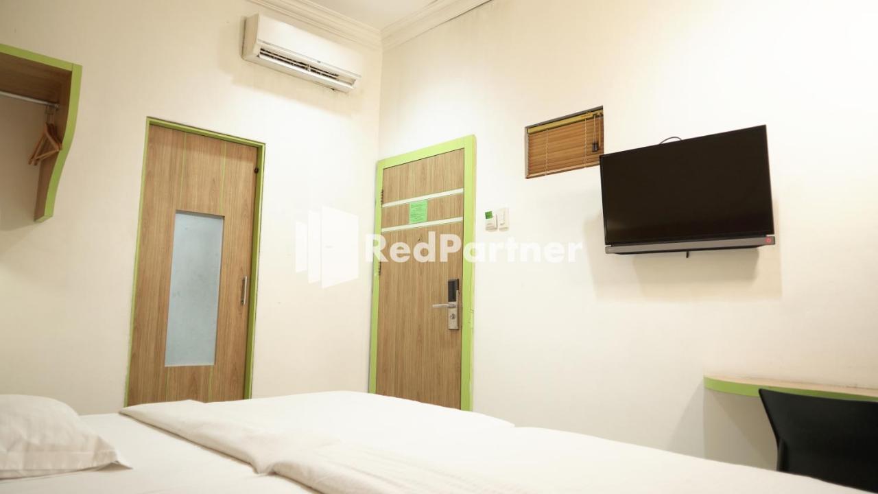 Wisma Sederhana RedPartner Medan Exterior foto