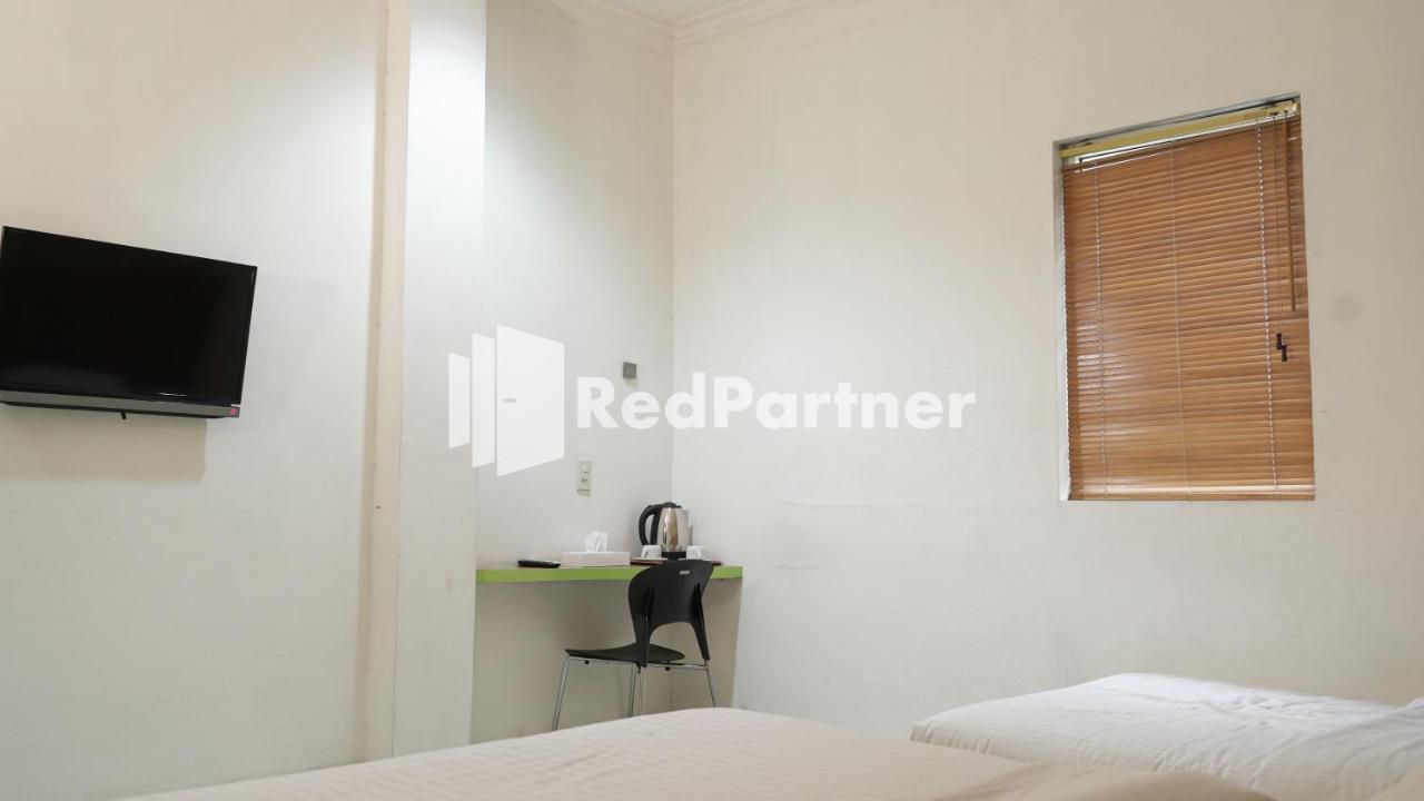 Wisma Sederhana RedPartner Medan Exterior foto