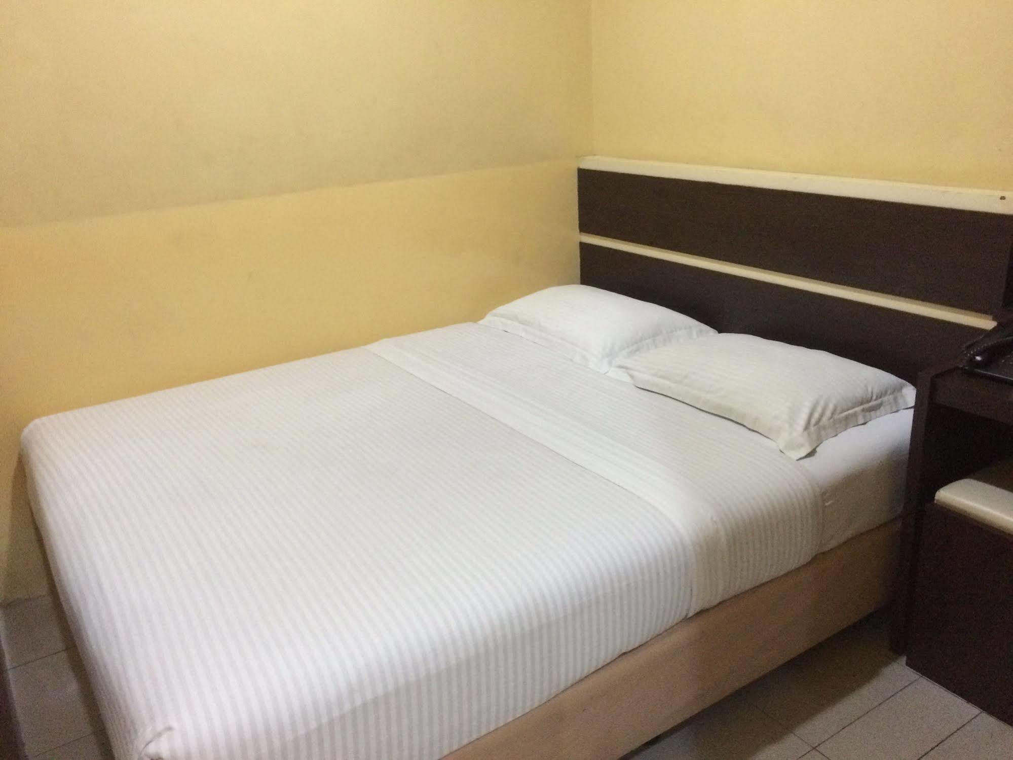 Wisma Sederhana RedPartner Medan Exterior foto